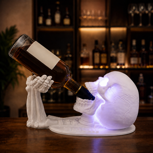Calavera caveira porta-garrafas branca com luminaria acesa segurando garrafa de whisky em bar