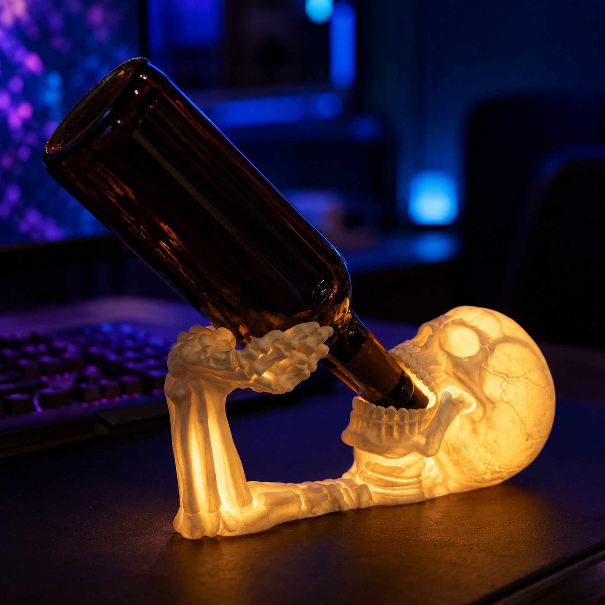 Caveira luminária acesa em setup gamer