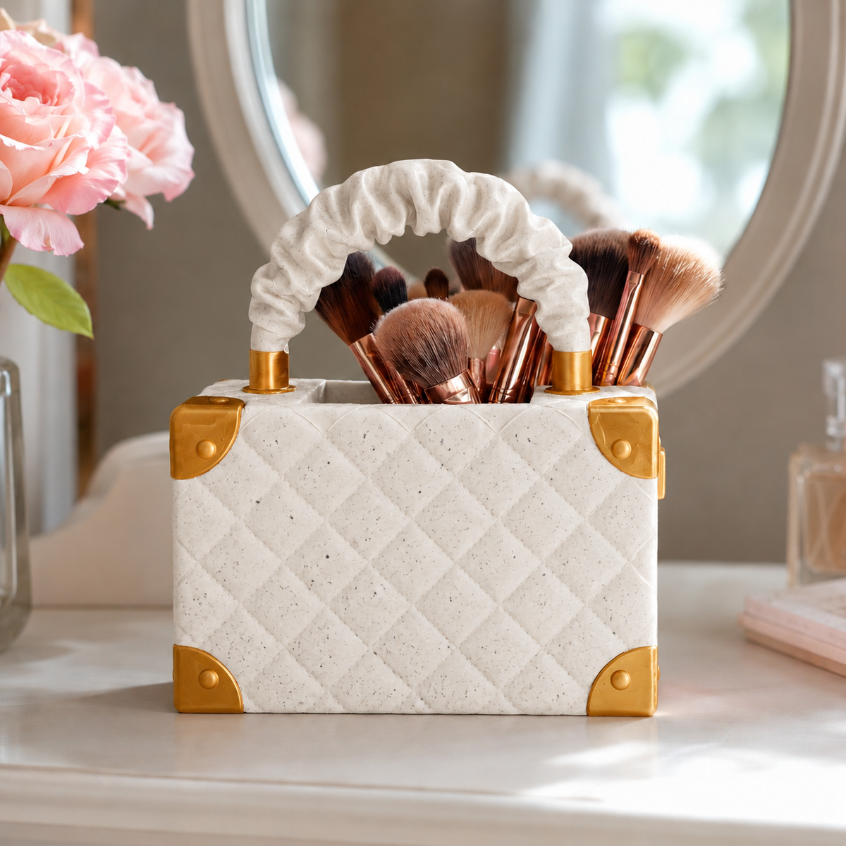 Vaso Bolsa Couture — Mármore com detalhes dourados