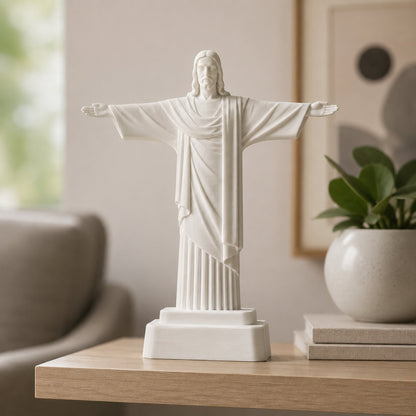 Escultura Cristo Redentor branco marfim na estante