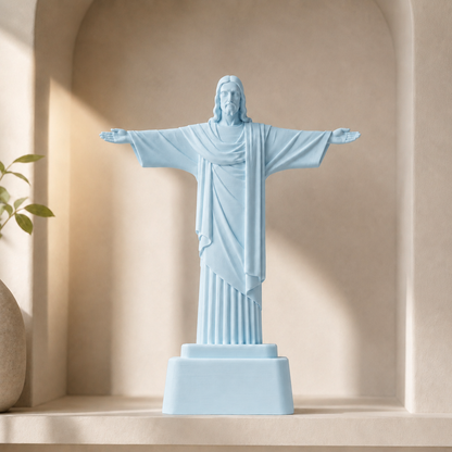 Escultura decorativa do Cristo Redentor de braços abertos, na cor azul-celeste
