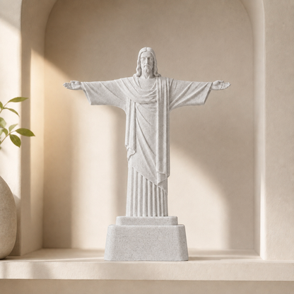 Escultura decorativa do Cristo Redentor de braços abertos, na cor mármore