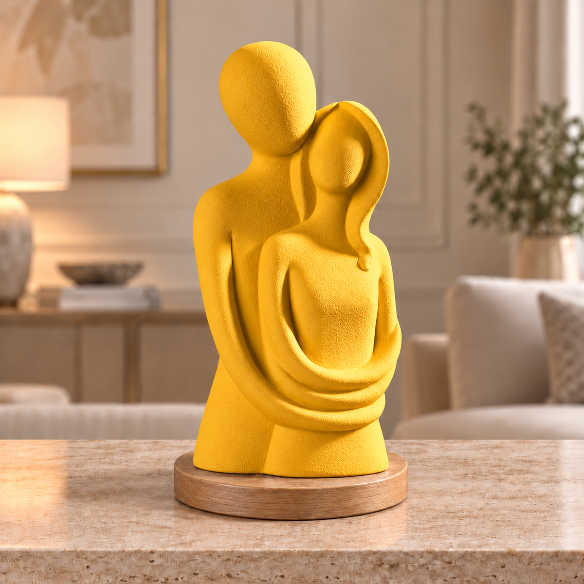 Escultura de casal Entre Nós na cor Amarelo, com base redonda de madeira