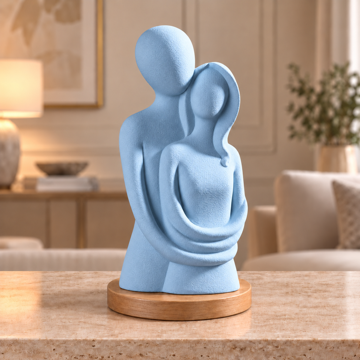 Escultura de casal Entre Nós na cor Azul Celeste, com base redonda de madeira