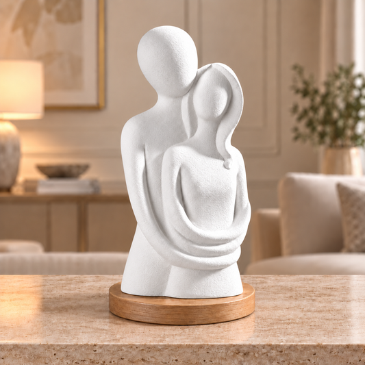 Escultura de casal Entre Nós na cor Branco, com base redonda de madeira
