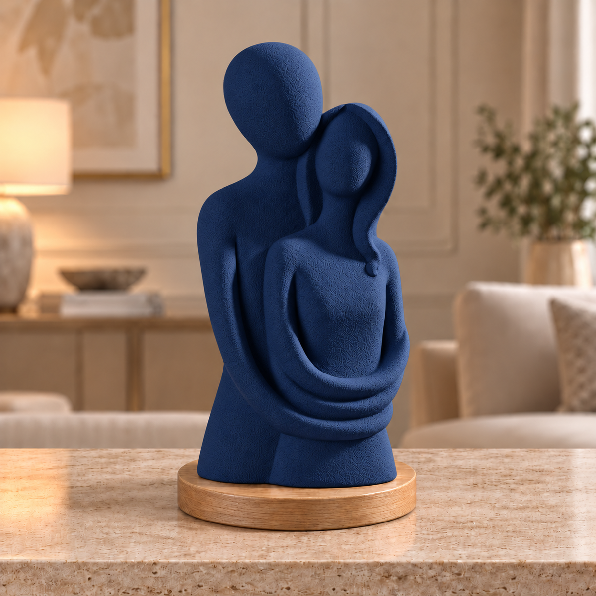 Escultura de casal Entre Nós na cor Dark Blue, com base redonda de madeira