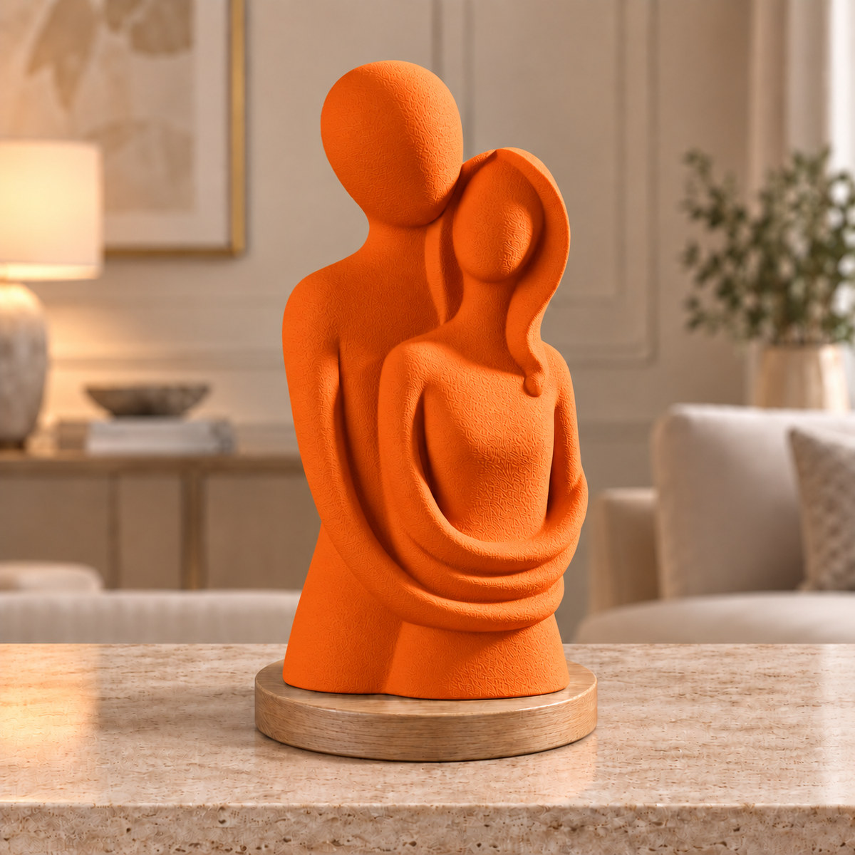 Escultura de casal Entre Nós na cor Laranja, com base redonda de madeira