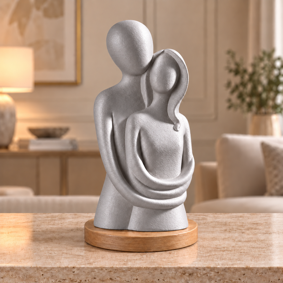Escultura de casal Entre Nós na cor Prata Silk, com base redonda de madeira