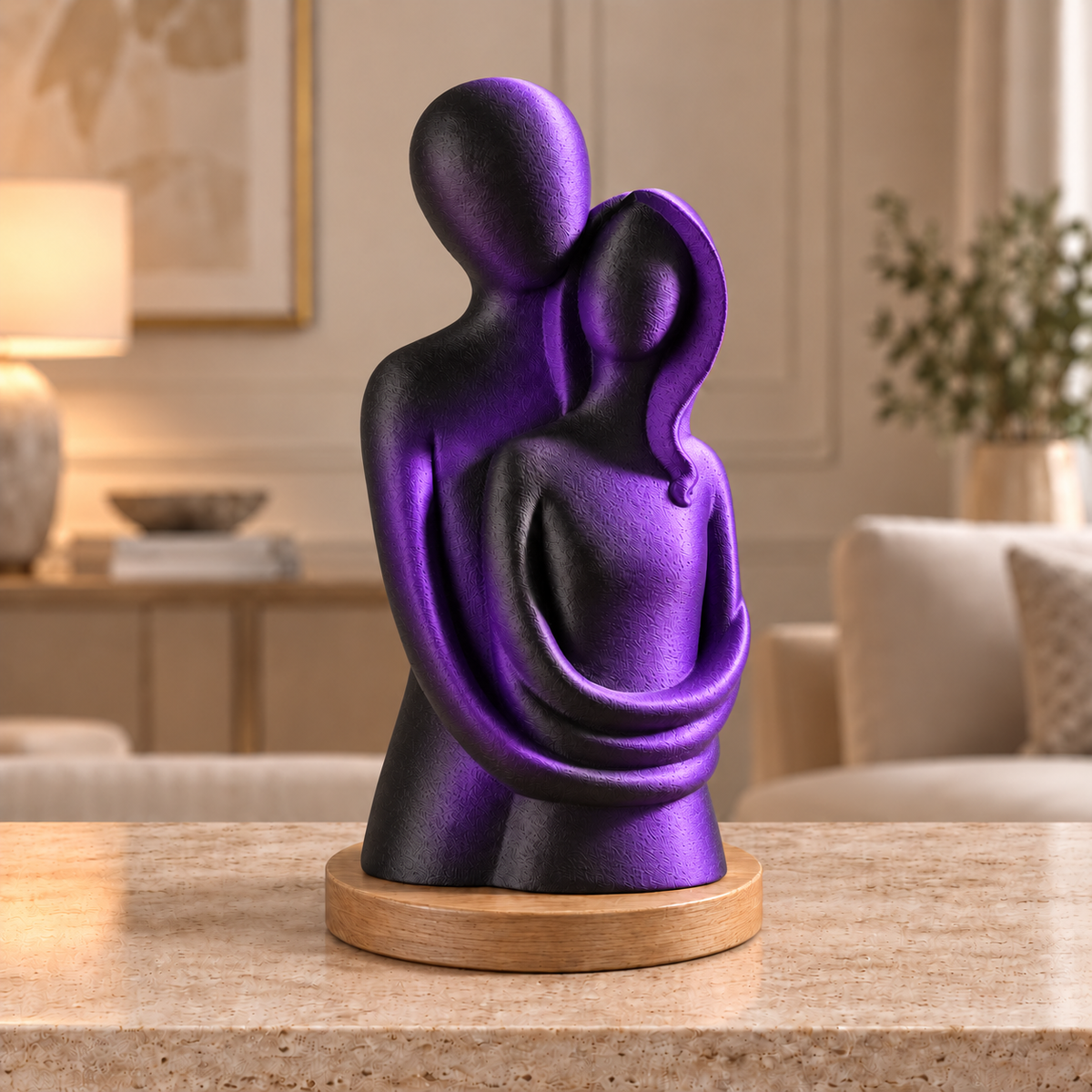 Escultura de casal Entre Nós na cor Preto e Roxo, com base redonda de madeira