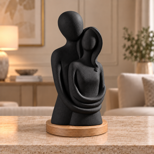 Escultura de casal Entre Nós na cor Preto, com base redonda de madeira