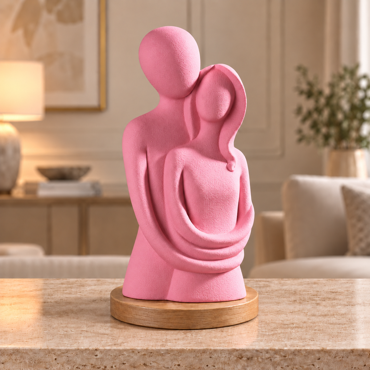 Escultura de casal Entre Nós na cor Rosa, com base redonda de madeira