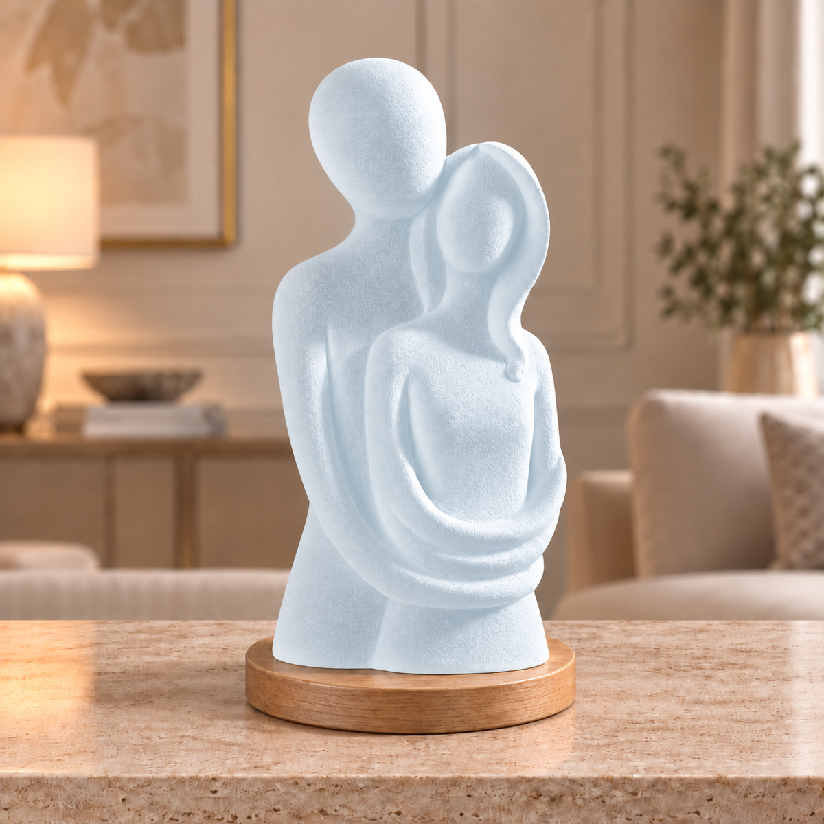 Escultura de casal Entre Nós na cor Translúcido, com base redonda de madeira