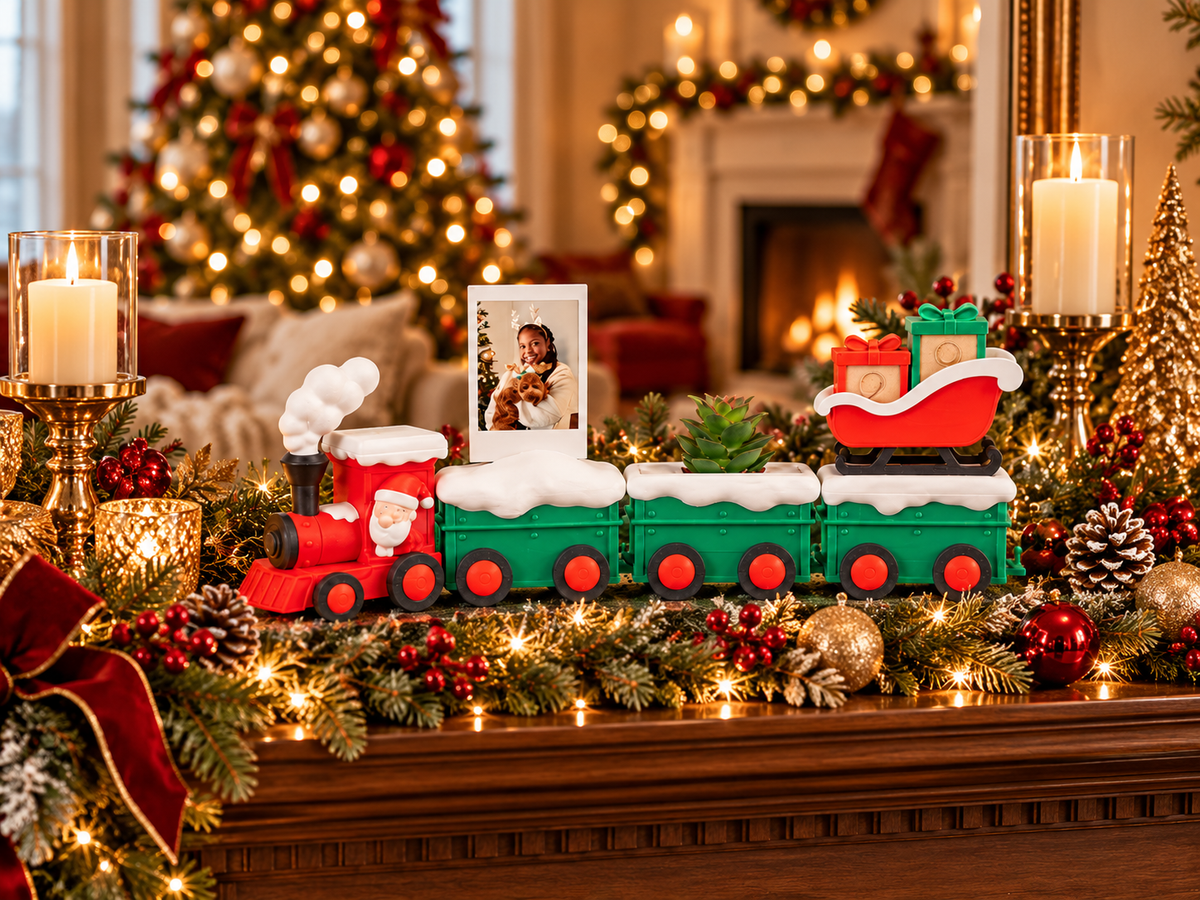 Trenzinho de Natal em sala com decoração clássica