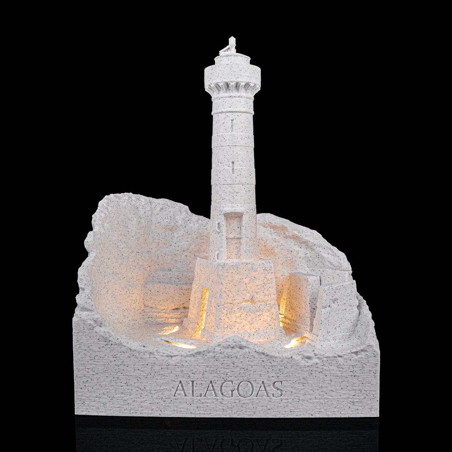 Farol da Ponta Verde — luminária de Maceió acesa, com ALAGOAS gravado na base