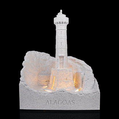 Farol da Ponta Verde — luminária de Maceió acesa, com ALAGOAS gravado na base
