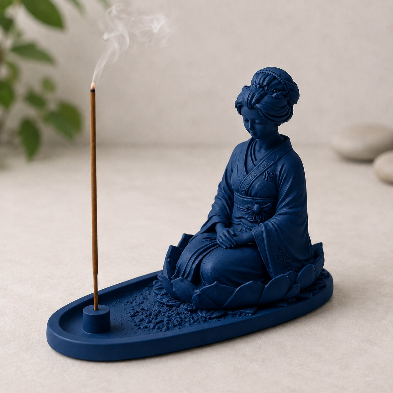 Suporte de incenso com gueixa sentada sobre flor de lótus, na cor azul-escura