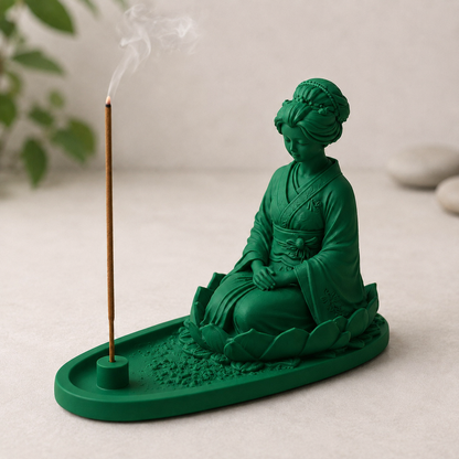 Suporte de incenso com gueixa sentada sobre flor de lótus, na cor verde escura