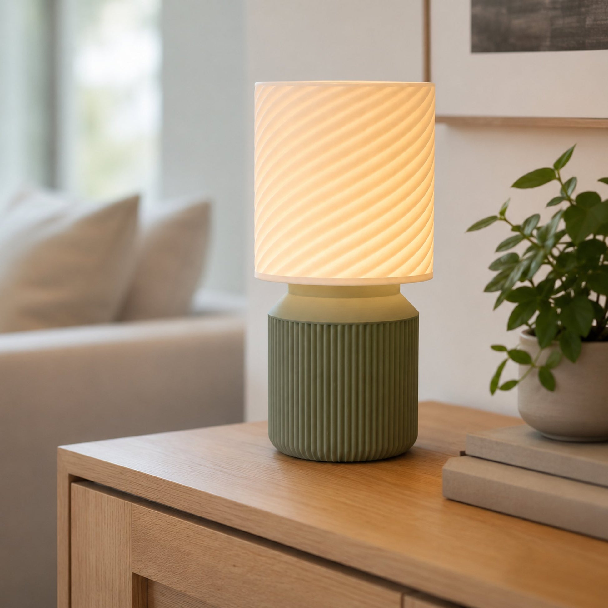 Luminária Japandi com base verde sage em aparador de sala