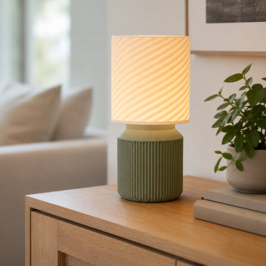Luminária Japandi com base verde sage em aparador de sala