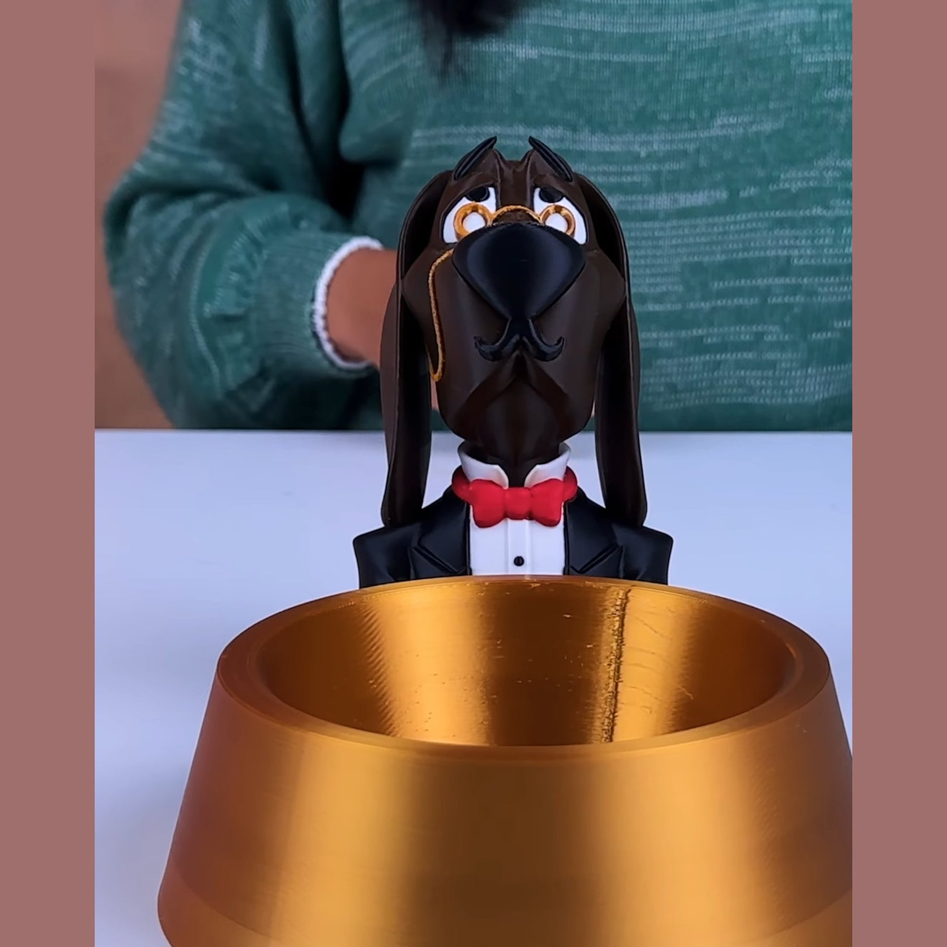 Pawsh Service cão mordomo segurando a tigela dourada