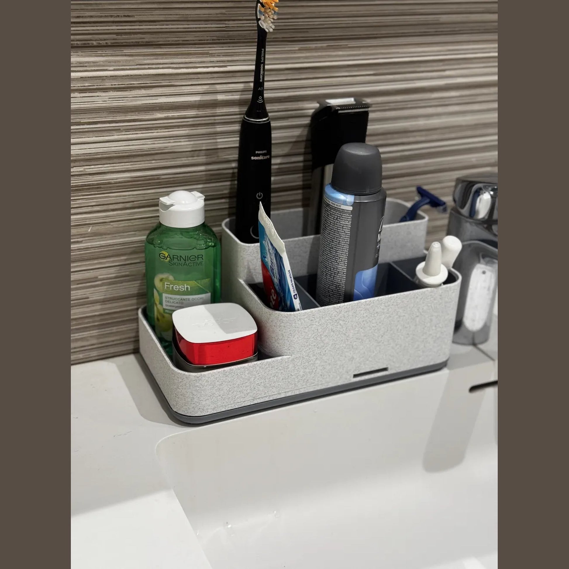 Organizador branco com produtos de higiene
