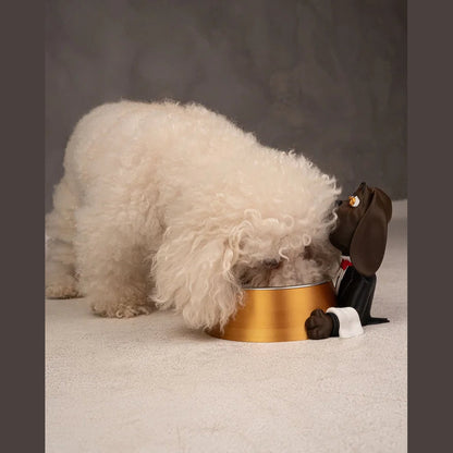 Cãozinho comendo na tigela apoiada no Pawsh Service
