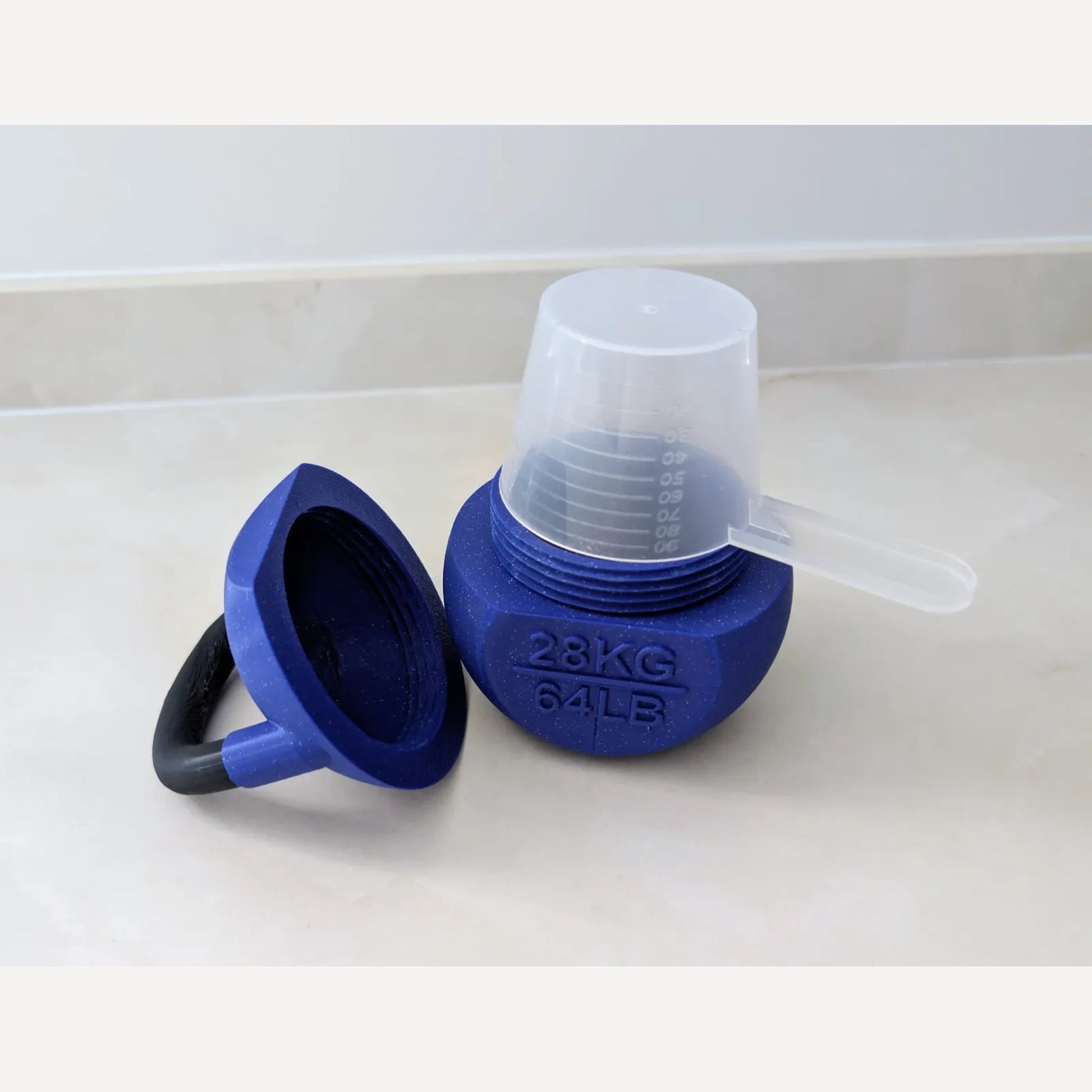 Pote Kettlebell aberto mostrando copo medidor interno