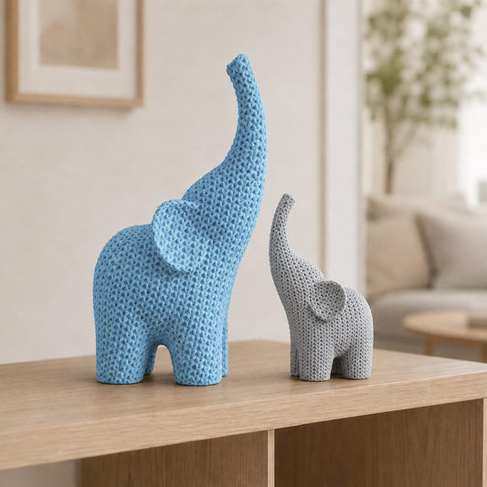 Lanoso — elefante maior em Azul Celeste e menor em Prata.