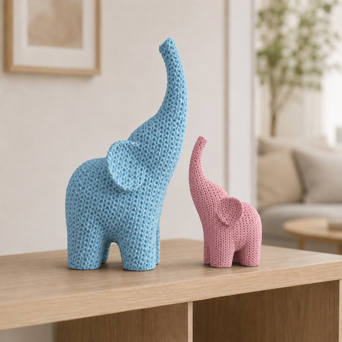 Lanoso — elefante maior em Azul Celeste e menor em Rosa.