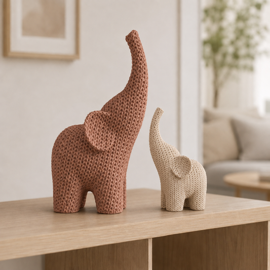 Lanoso — elefante maior em Marrom Terracota e menor em Bege.