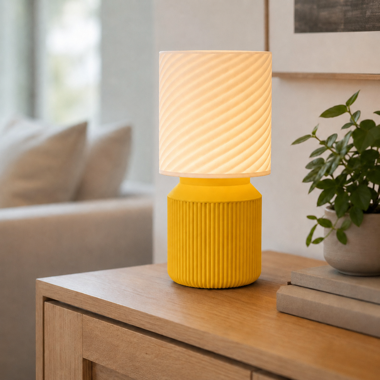 Luminária de mesa japandi com cúpula em espiral acesa, na cor amarela