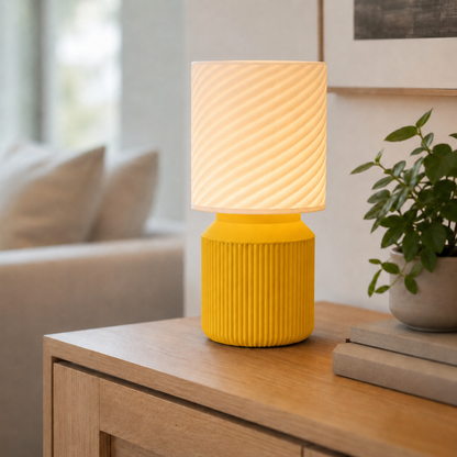 Luminária de mesa japandi com cúpula em espiral acesa, na cor amarela