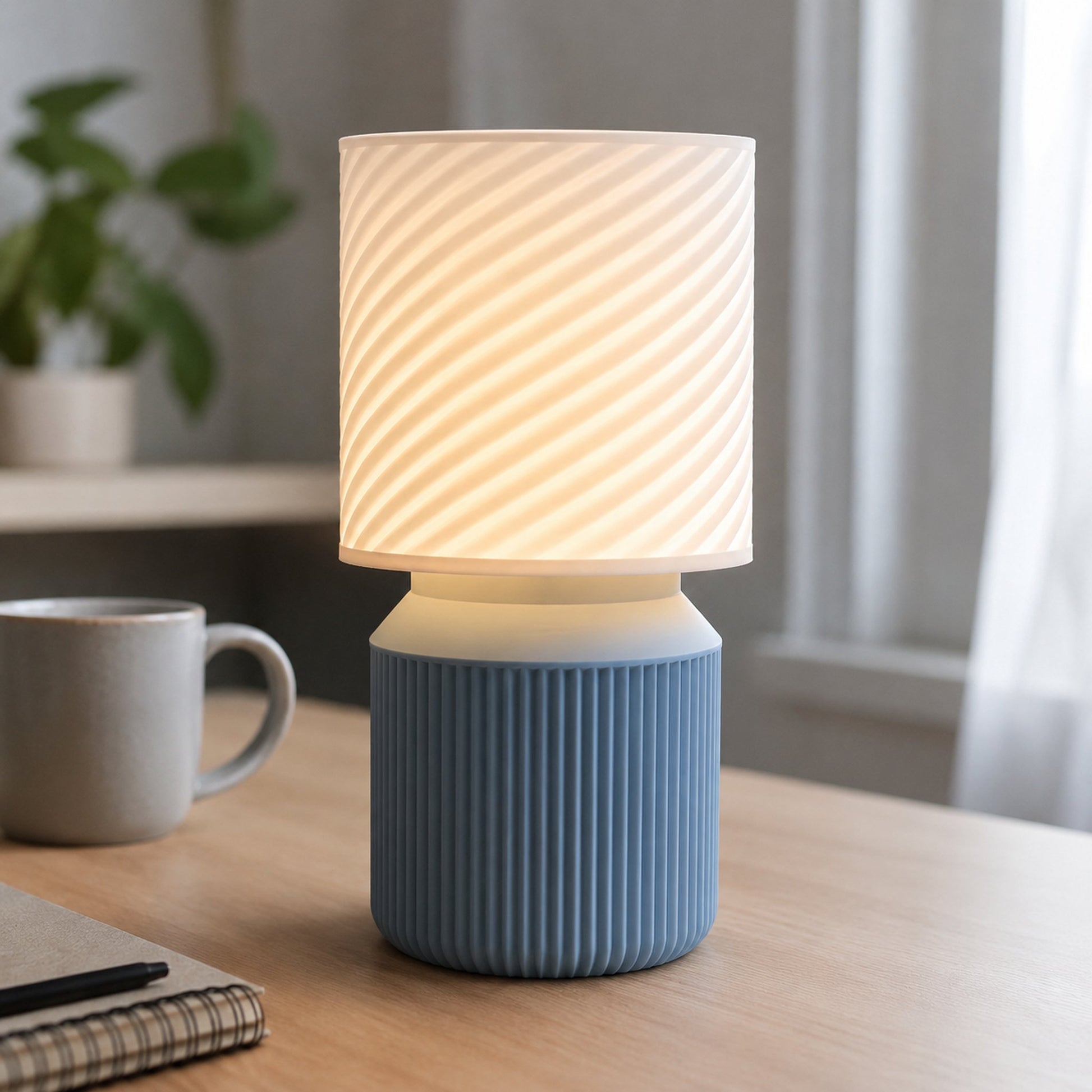 Luminária Japandi com base azul acinzentado em escrivaninha de home office