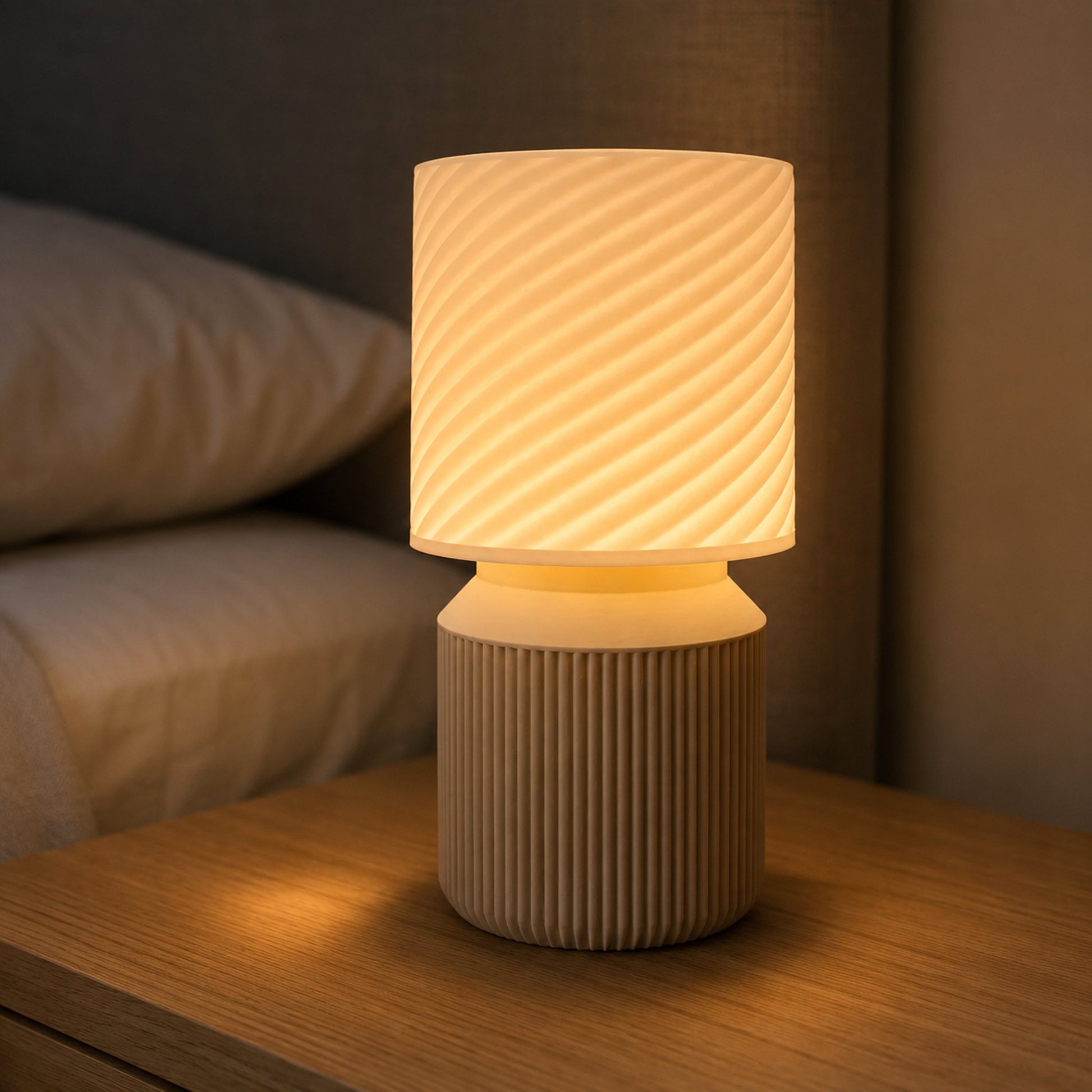 Luminária Japandi acesa em criado-mudo de quarto aconchegante