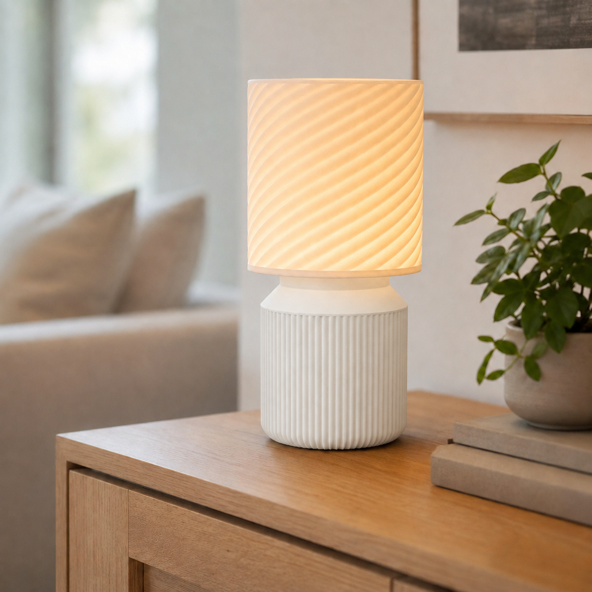 Luminária de mesa japandi com cúpula em espiral acesa, na cor branca