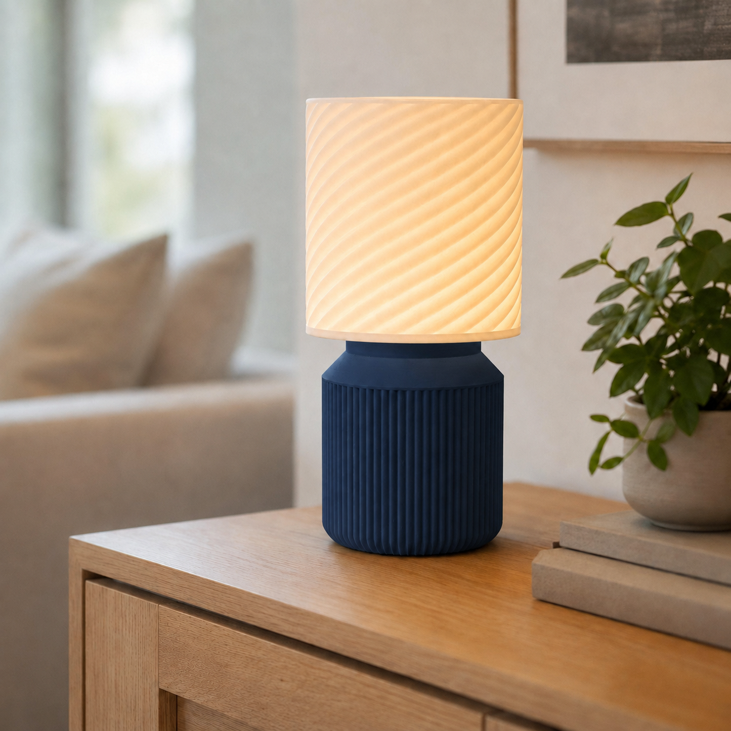 Luminária de mesa japandi com cúpula em espiral acesa, na cor azul-escura