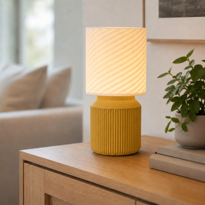 Luminária de mesa japandi com cúpula em espiral acesa, na cor dourada