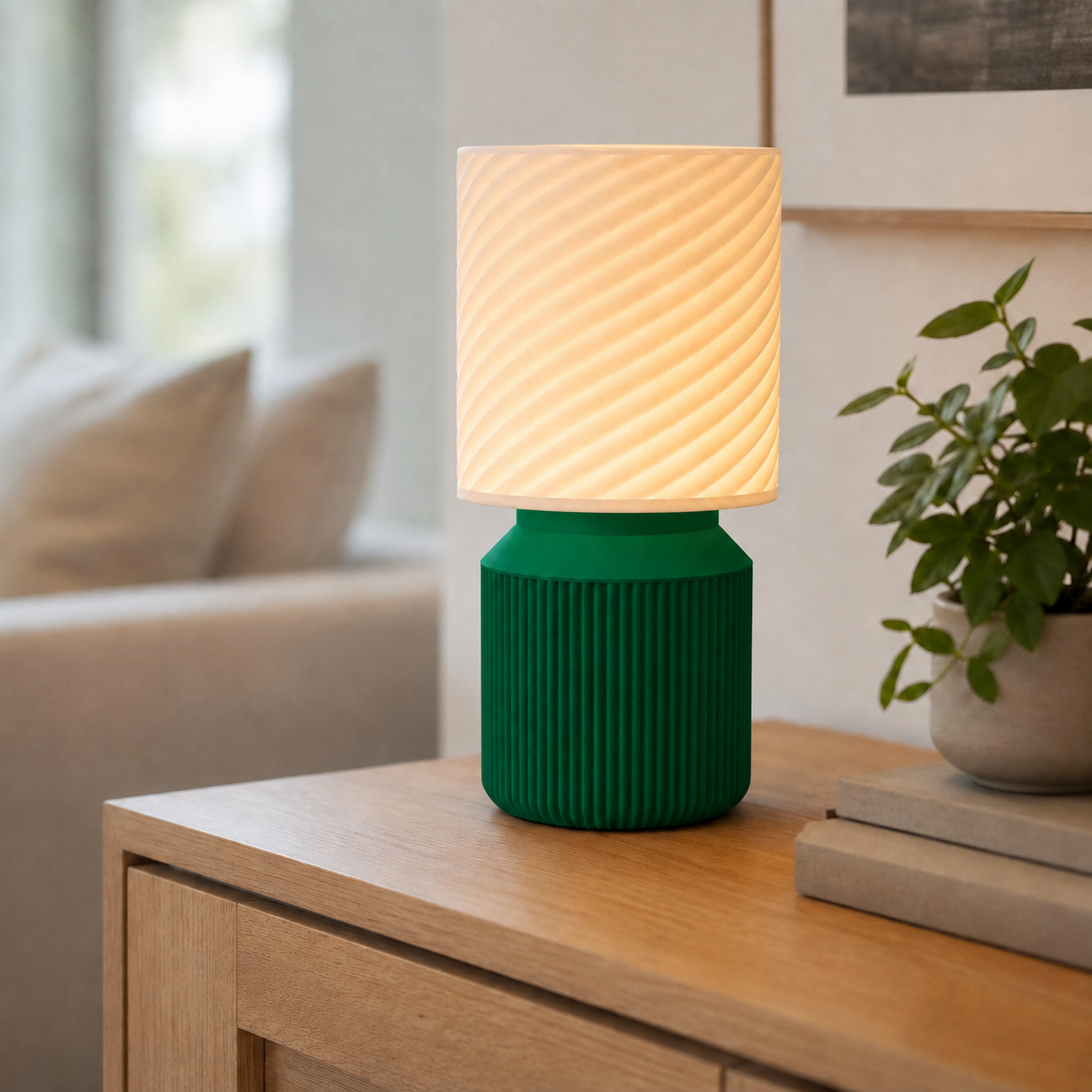 Luminária de mesa japandi com cúpula em espiral acesa, na cor verde escura