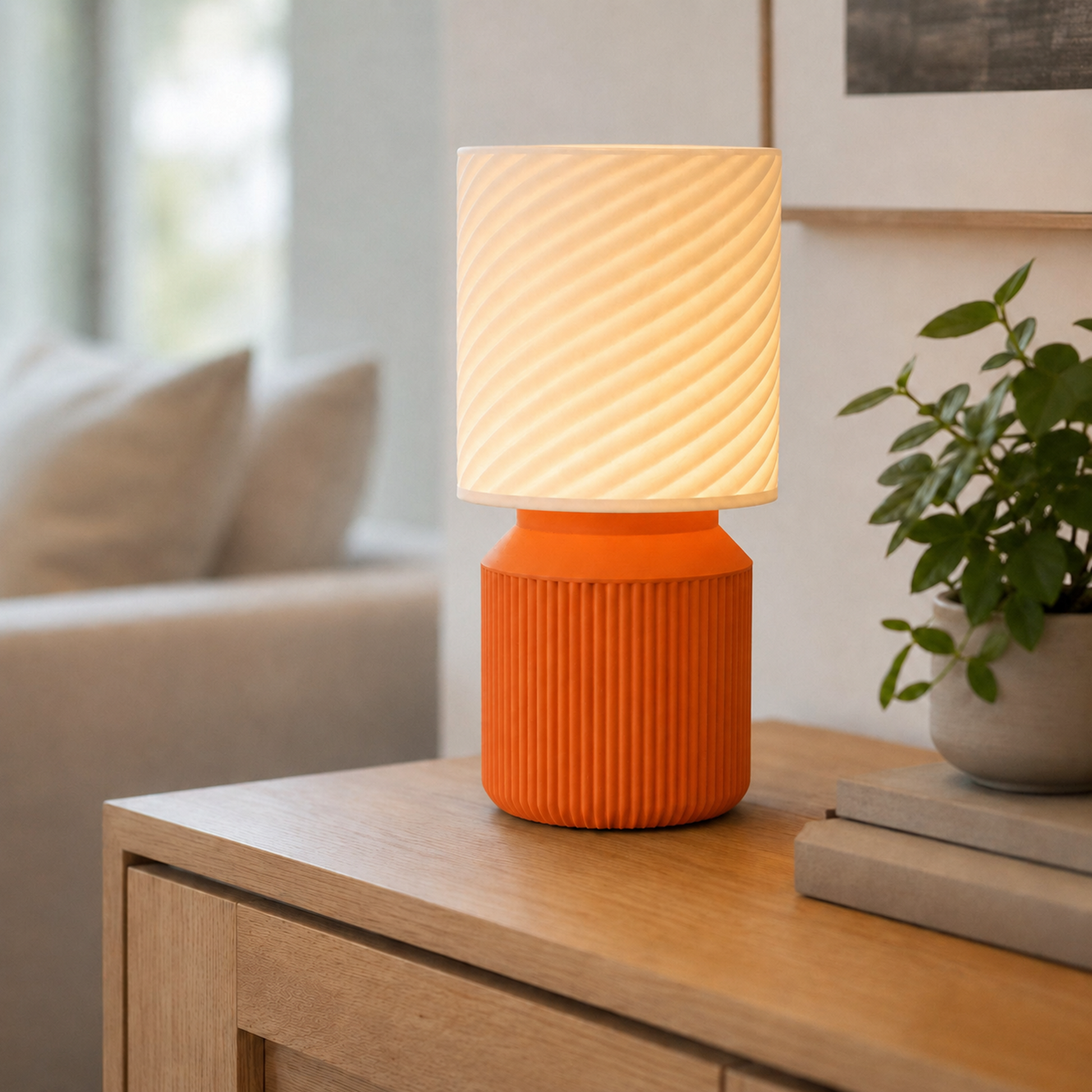 Luminária de mesa japandi com cúpula em espiral acesa, na cor laranja