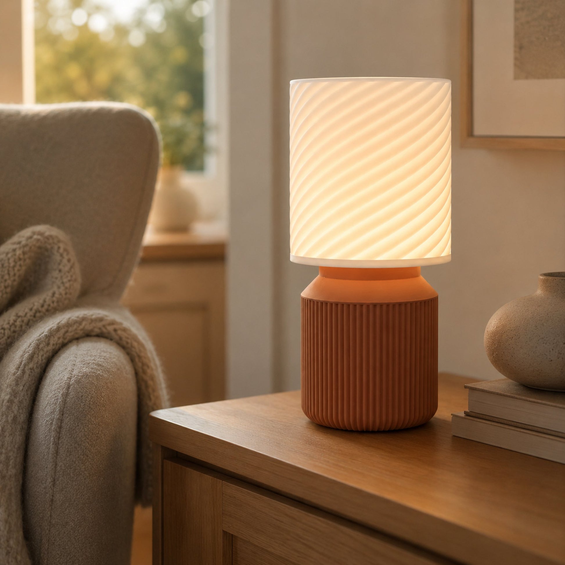 Luminária Japandi com base terracota em cantinho de leitura