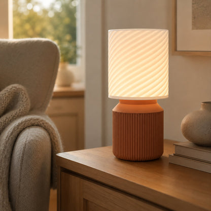 Luminária Japandi com base terracota em cantinho de leitura