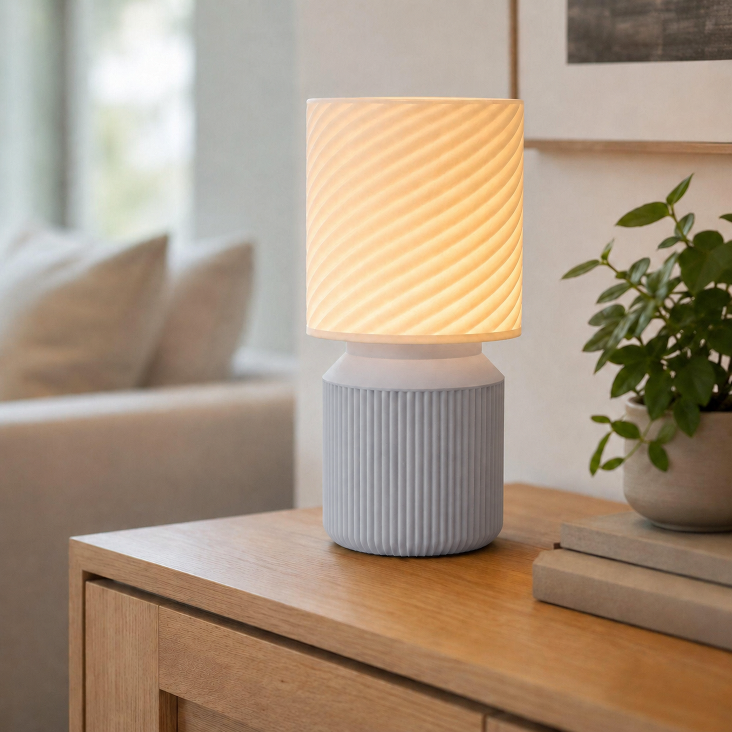 Luminária de mesa japandi com cúpula em espiral acesa, na cor prata