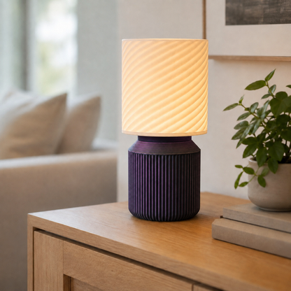 Luminária de mesa japandi com cúpula em espiral acesa, na cor preta e roxa