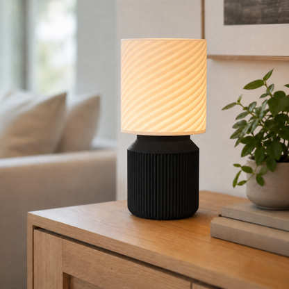 Luminária de mesa japandi com cúpula em espiral acesa, na cor preta