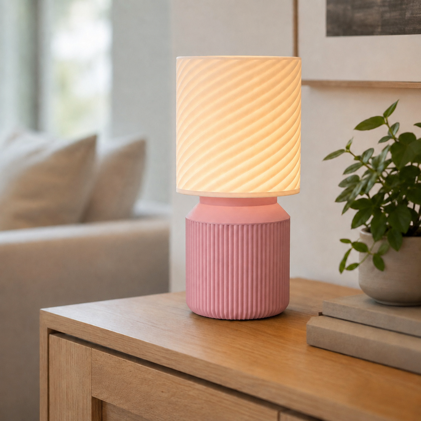 Luminária de mesa japandi com cúpula em espiral acesa, na cor rosa