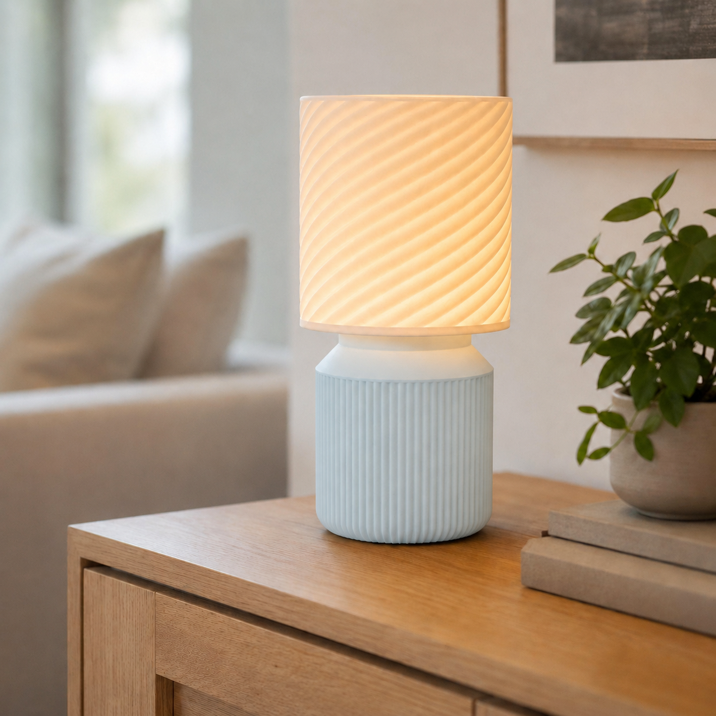 Luminária de mesa japandi com cúpula em espiral acesa, na cor translúcida
