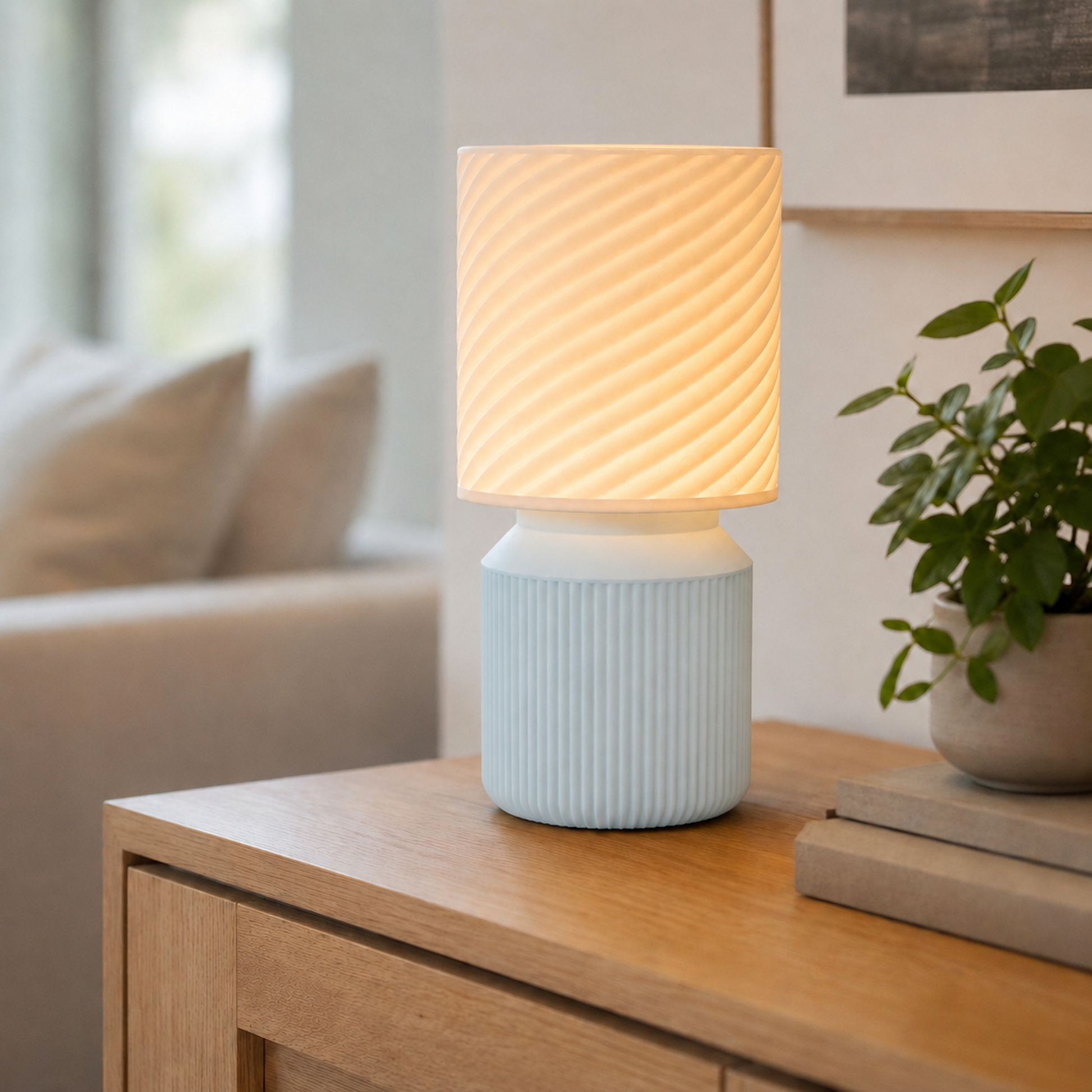 Luminária de mesa japandi com cúpula em espiral acesa, na cor translúcida