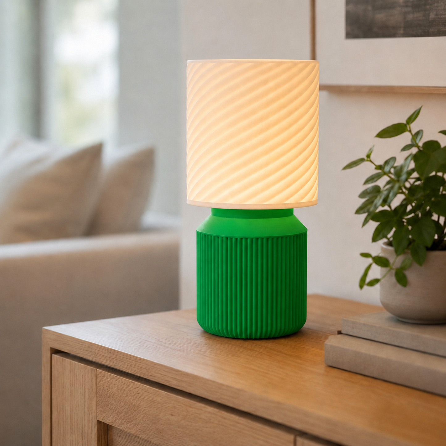 Luminária de mesa japandi com cúpula em espiral acesa, na cor verde
