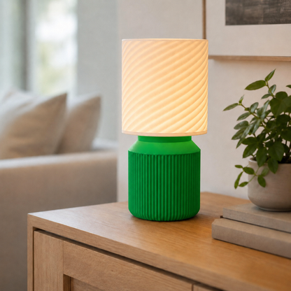 Luminária de mesa japandi com cúpula em espiral acesa, na cor verde