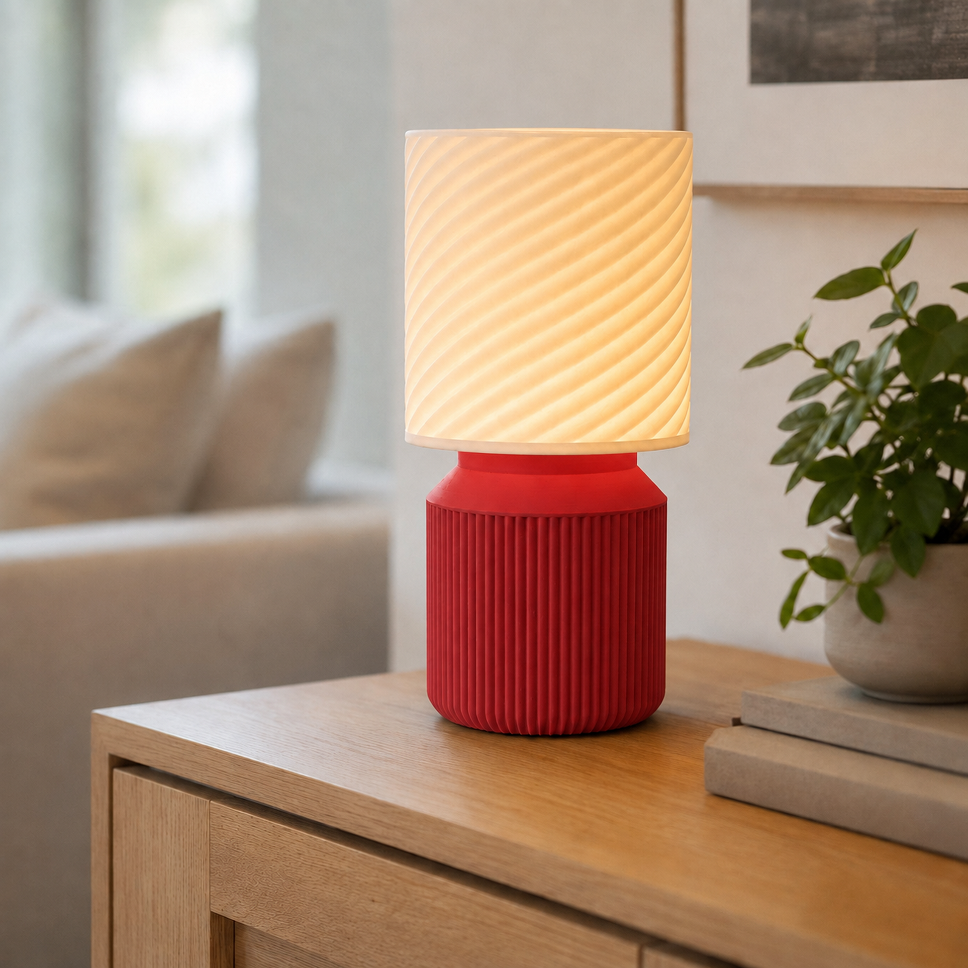 Luminária de mesa japandi com cúpula em espiral acesa, na cor vermelha